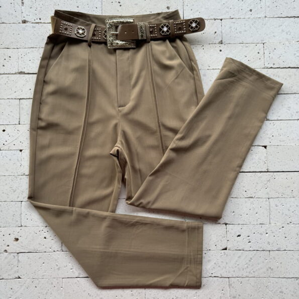 CALÇA COM VINCO